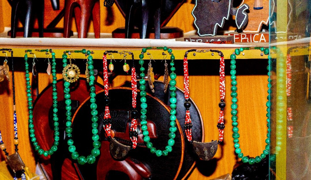 COLLIER ET BOUCLES D’OREILLES