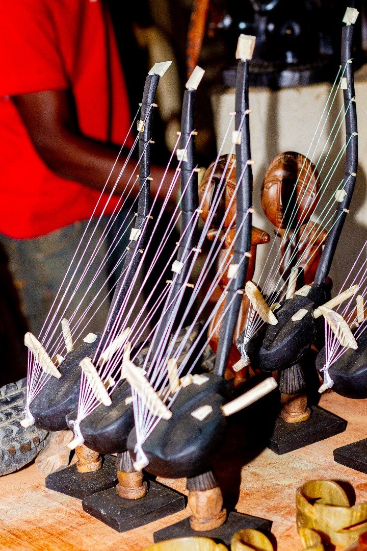 LA KORA OU LA GUITARE TRADITIONNELLE