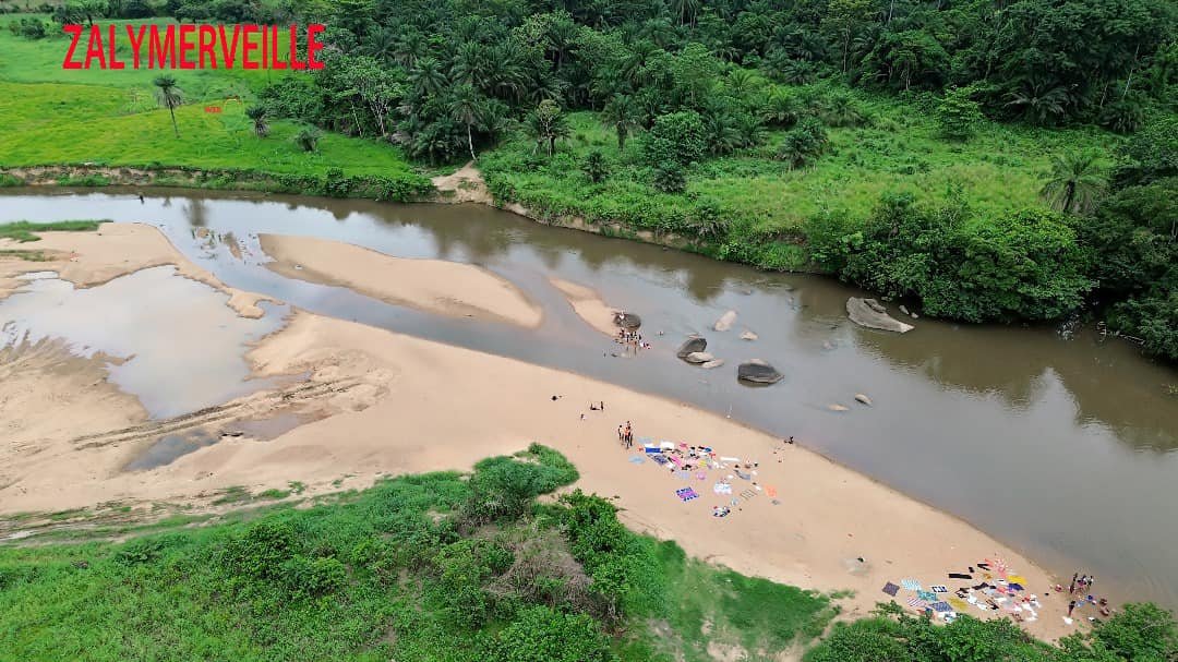 Photo — Plage de Somdou – Détente et Nature au cœur de la Guinée forestière